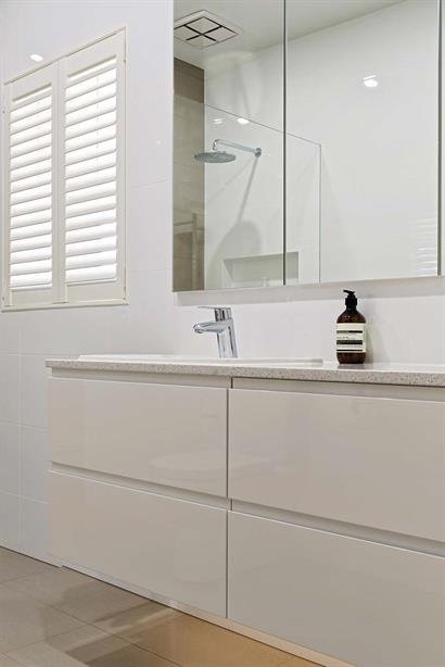 Floating bathroom cabinets in white gloss with marble top 