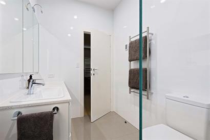 Small ensuite bathroom in white and neutrals