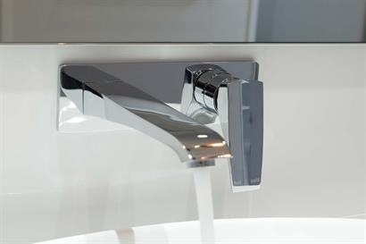 Wall-mounted tap and mixer set in chrome for free-standing bathroom basin