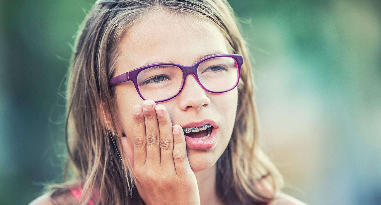 Emergency Dental Huntington Park girl with tooth pain while having braces