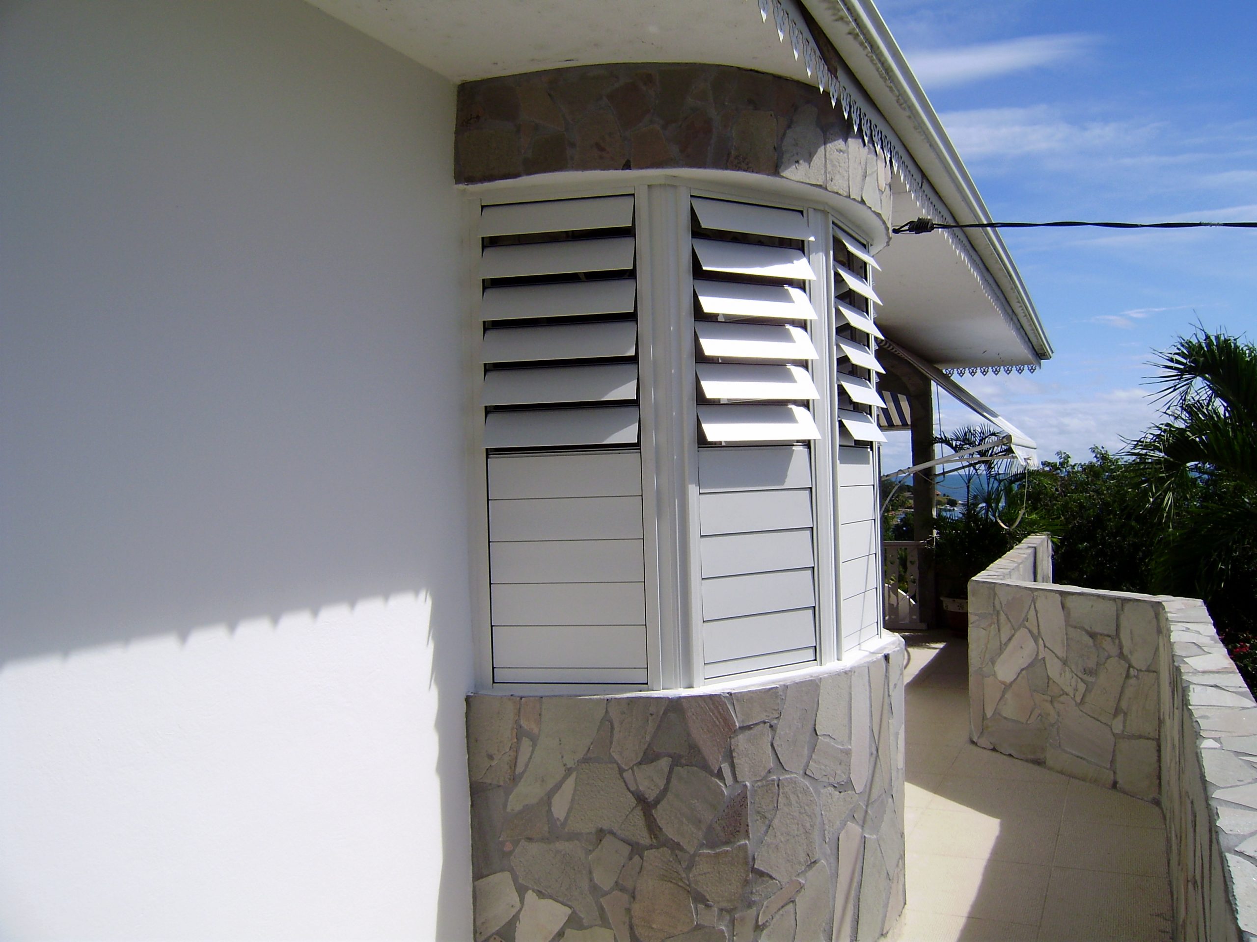Jalousies ventilantes pour châssis fixe ou mobile - porte, fenêtre | Samir industrie en Martinique