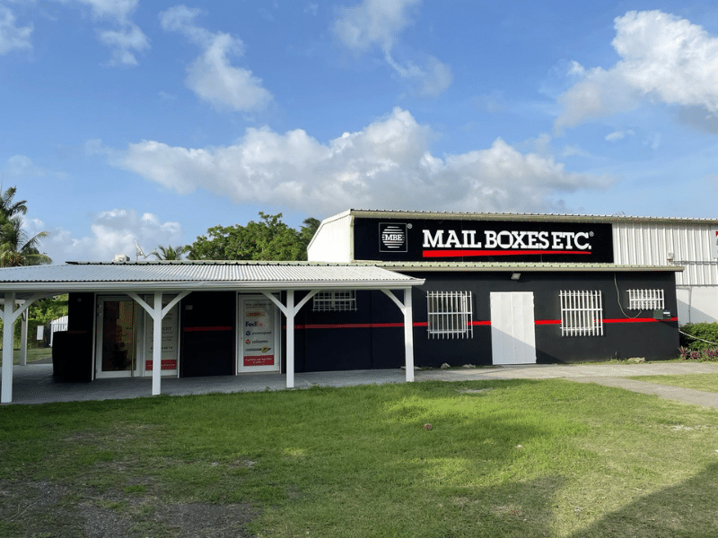 Façade du centre Mail Boxes Etc. à Rivière-Salée