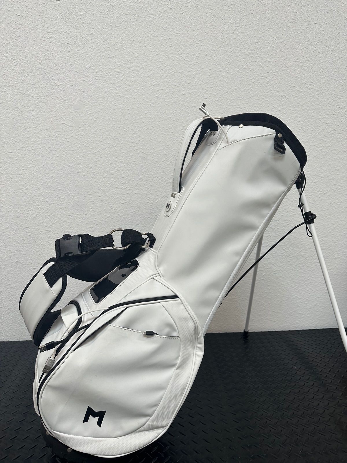 MNML MV2 - White Bag With Tech - Good! – Golfstix