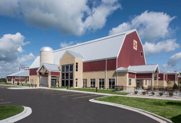 Building clad in low-waste steel panels