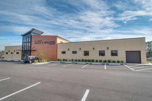 Building with aluminum siding and low carbon footprint