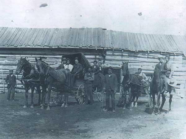 Group at Holland Centre, including James Douglas, Annis Jane Miller on horseback, Ranson Miller (Annis' father), standing with cane (1903).