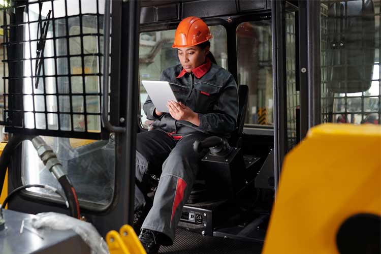 Heavy machine operator using construction management safety software