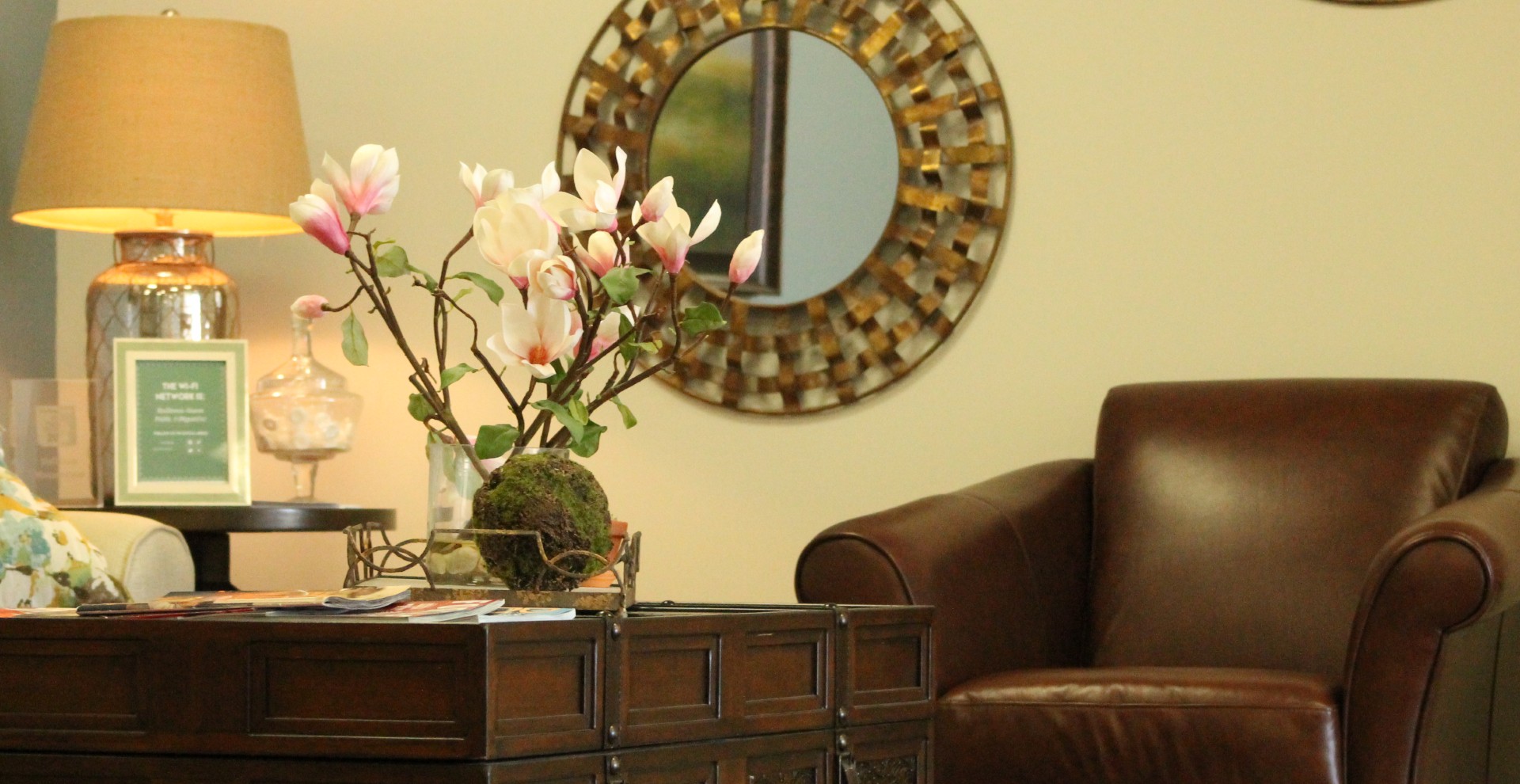 HallKeen lobby with sofa and table with flowers