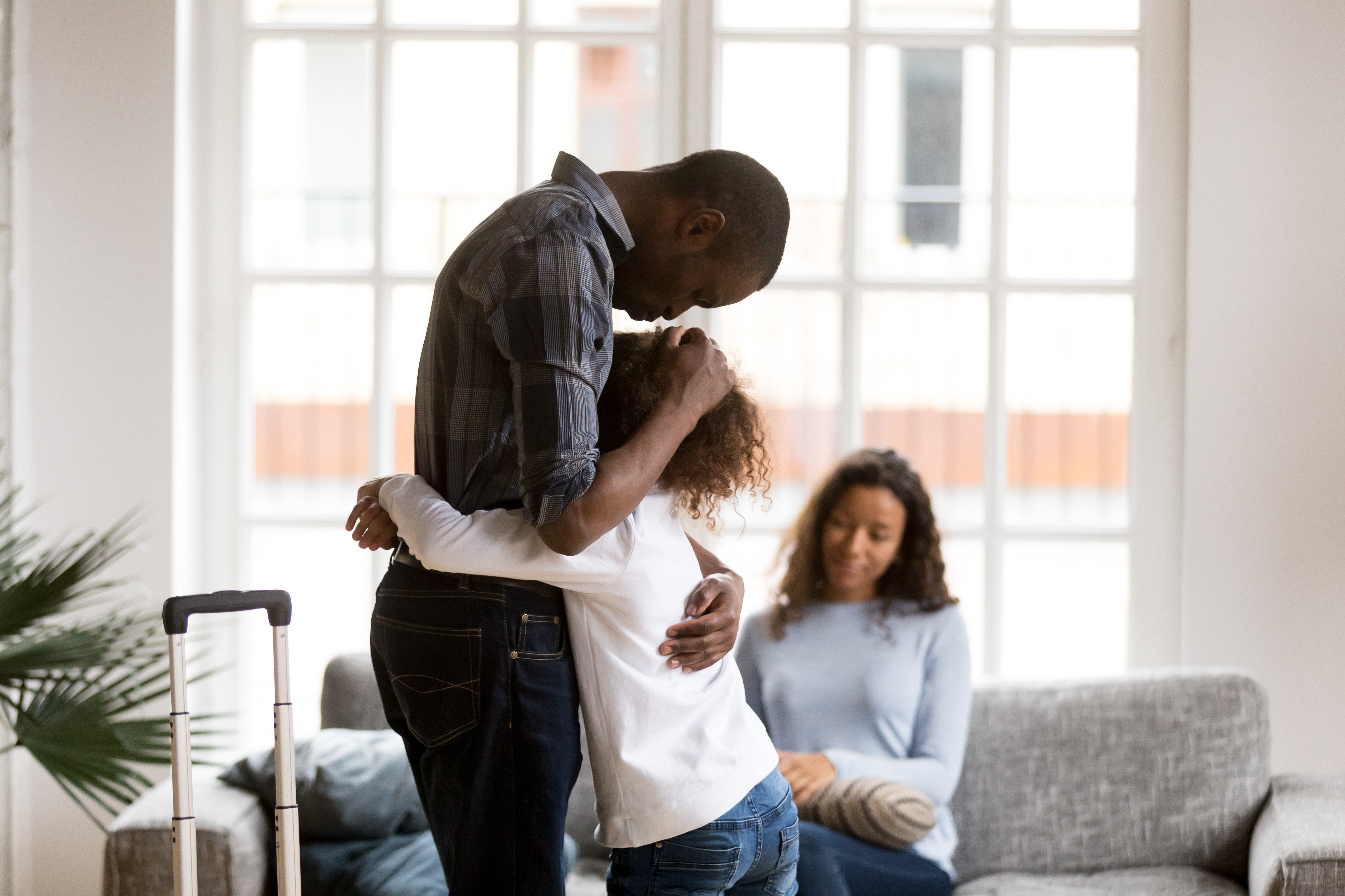 Daddy sad. Девочка обнимает папу. Africans hugging. Отец обнимает взрослого сына. Hugging Sad couple Black White.